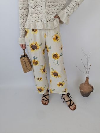 Leichte Sommerhose mit Sonnenblumenprint, Gr. XS 