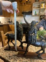Antique statues en bronze centaure sur socle de bois