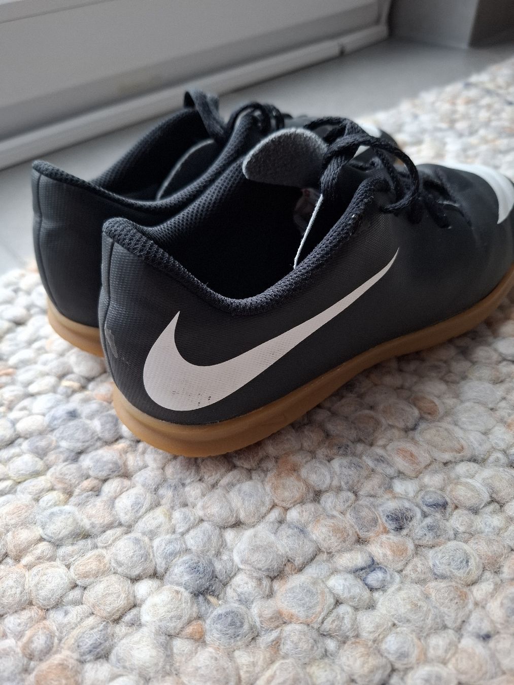 Nike Scarpe per ragazzi: Nike Hallenschuhe schwarz Grösse 36 gebraucht! – Usato da Dörflingen venduto da Sander 1