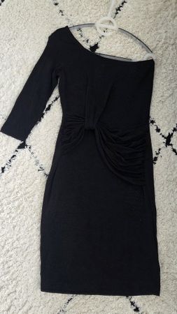 Figurbetontes, schwarzes One-Shoulder-Minikleid 