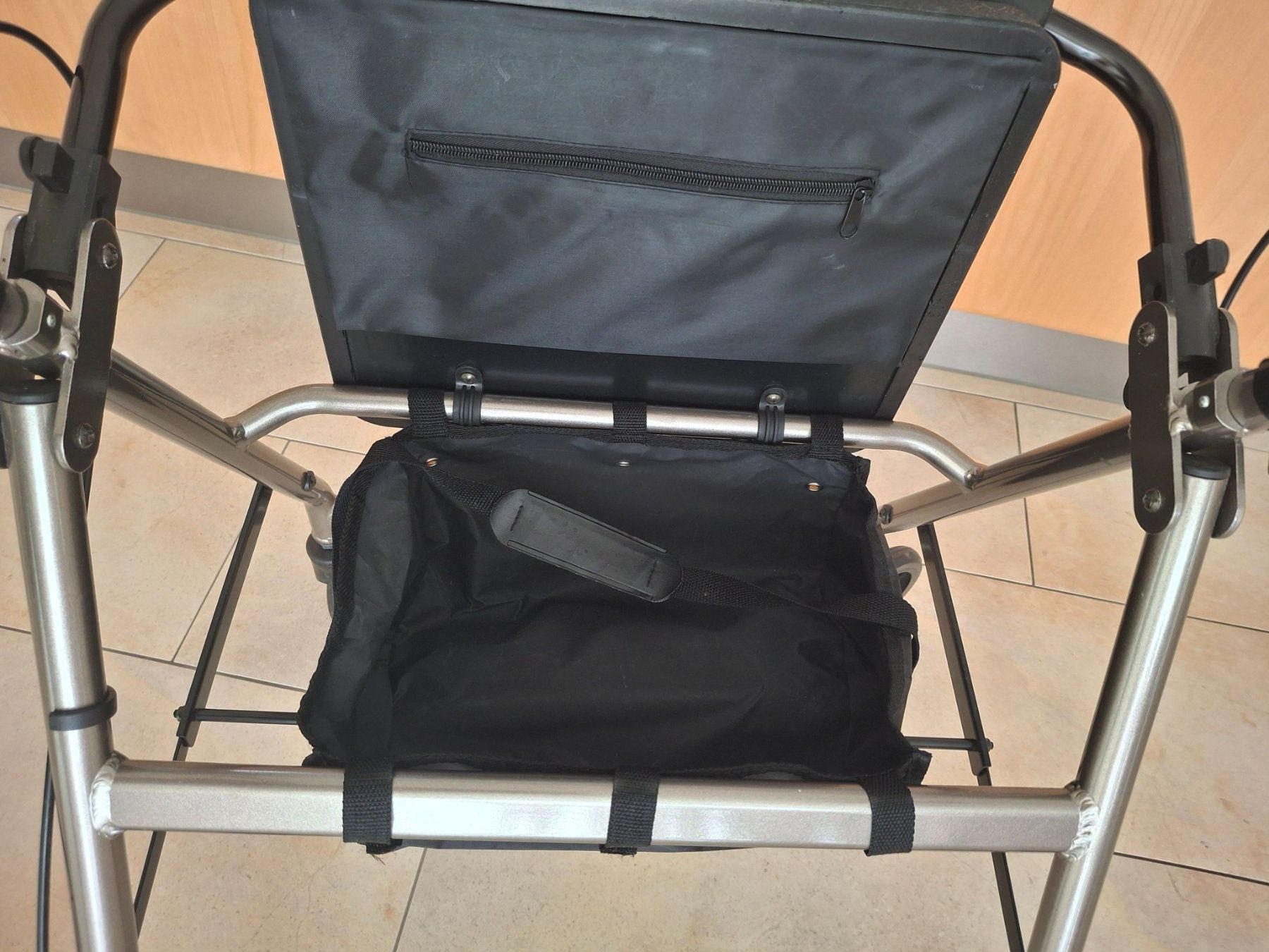 Ausili per la deambulazione: Rollator, Höhe verstellbar, Stellbremse, klappbar – Usato da Wittnau venduto da Onyx73 2