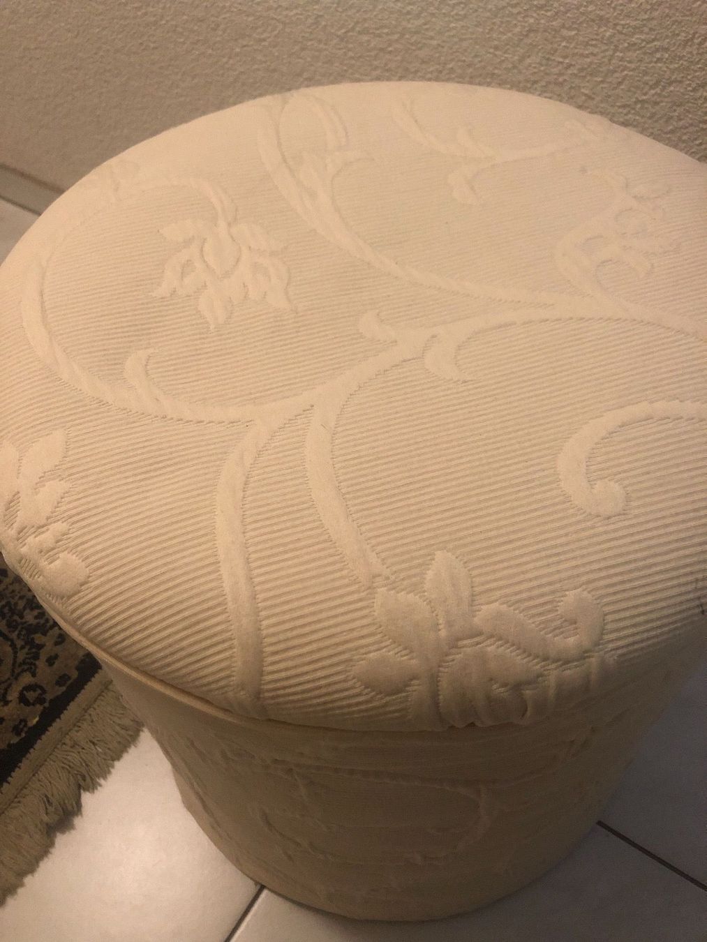 Hocker: Dekorativer Hocker m. Stauraum – Gebraucht aus Hunzenschwil von Smiles 2