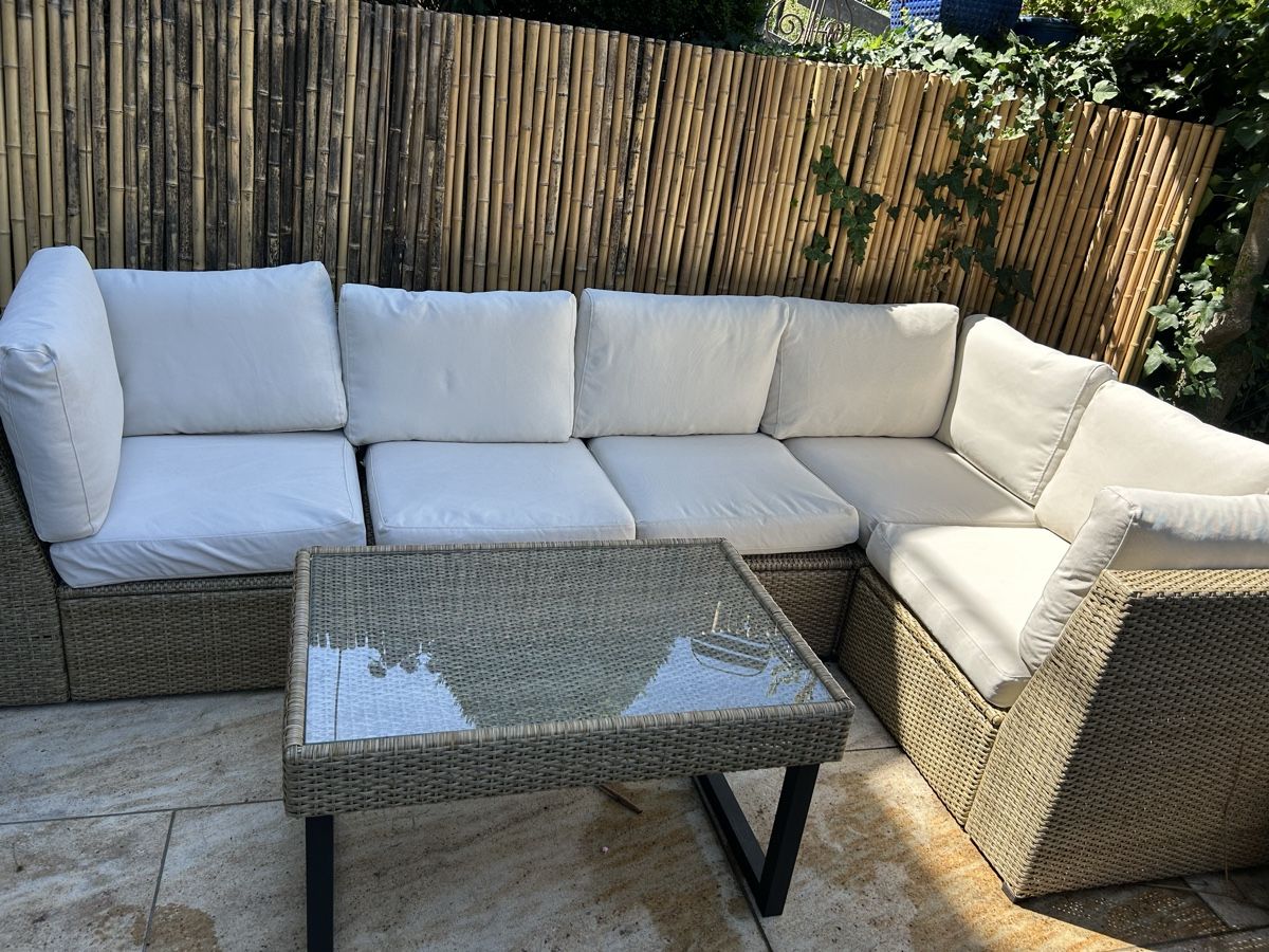 Divani: Ikea Gartenlounge mit Tisch – Usato da Basel venduto da marcvo 1