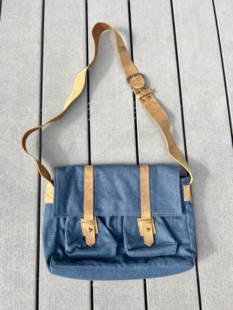 Umhängetasche aus Filz blau, B: 36cm H22cm