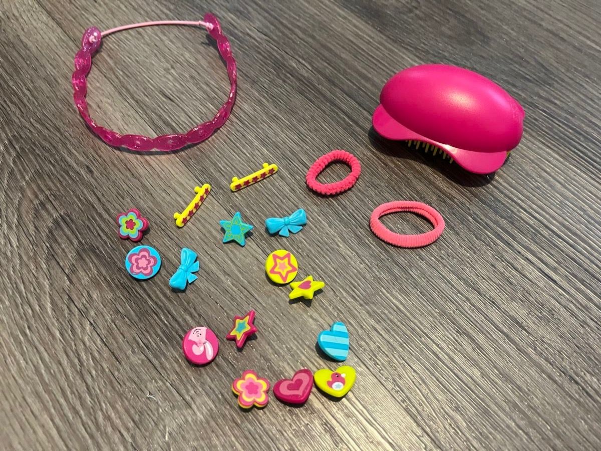 Puppen: Frisierpuppe mit 4 Haargummis und einem Haarsträhl – Gebraucht aus Brittnau von  8