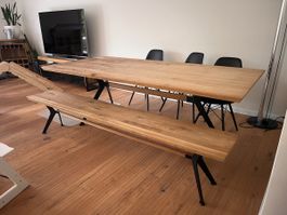 Holztisch und Holzbank