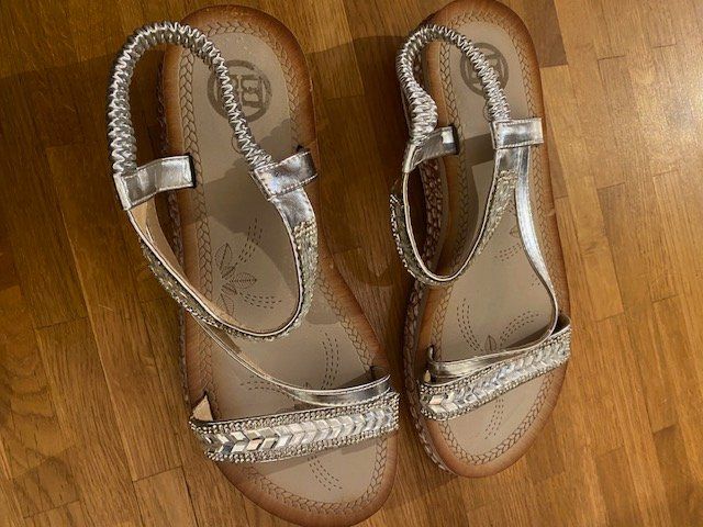 Scarpe da donna: Silberne Sandalen, Grösse 38 – Nuovo (secondo la descrizione) da Unterengstringen venduto da Dale2