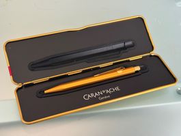 Kugelschreiber Caran d'Ache 849 goldfarben mit Etui