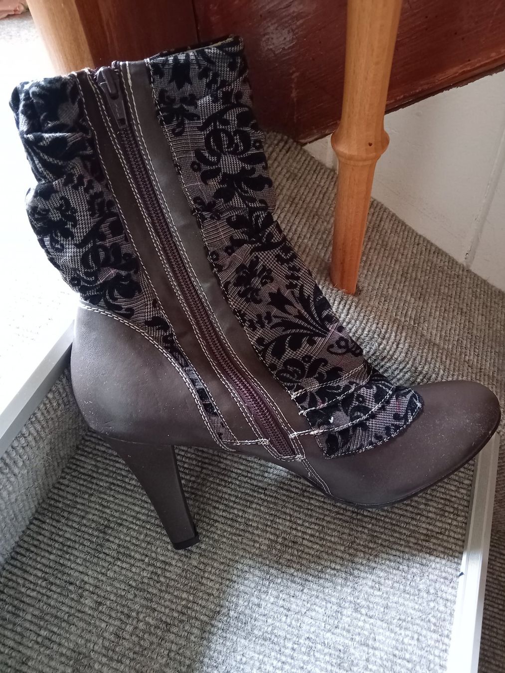 Scarpe da donna: Bottines à talons avec boucles, style baroque – Usato da Rüthi (Rheintal) venduto da titlis07 1