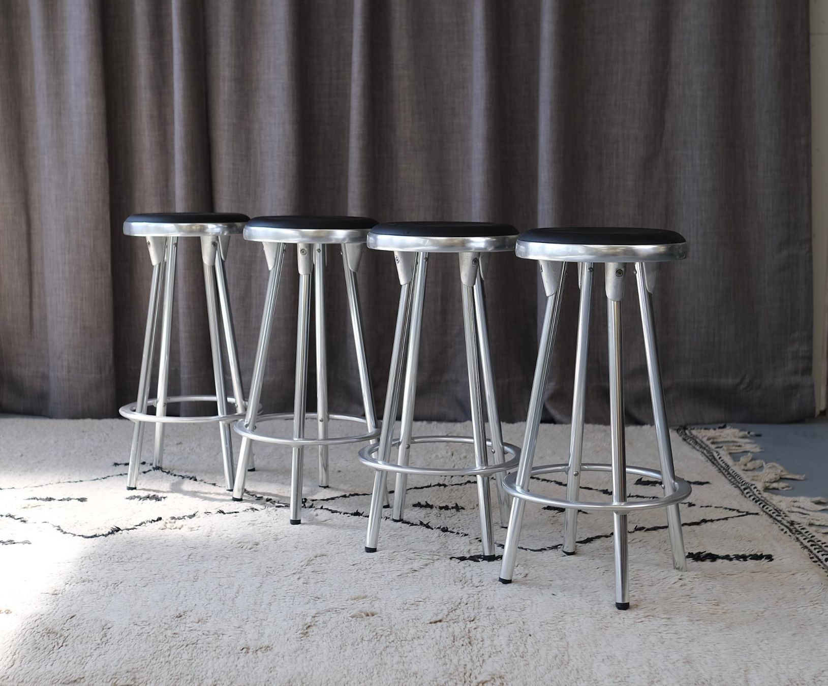 Sgabelli: 4 Bar stools by Joan Casas I Ortinez for Indecasa – Usato da Bern venduto da Zmodern_CON 2