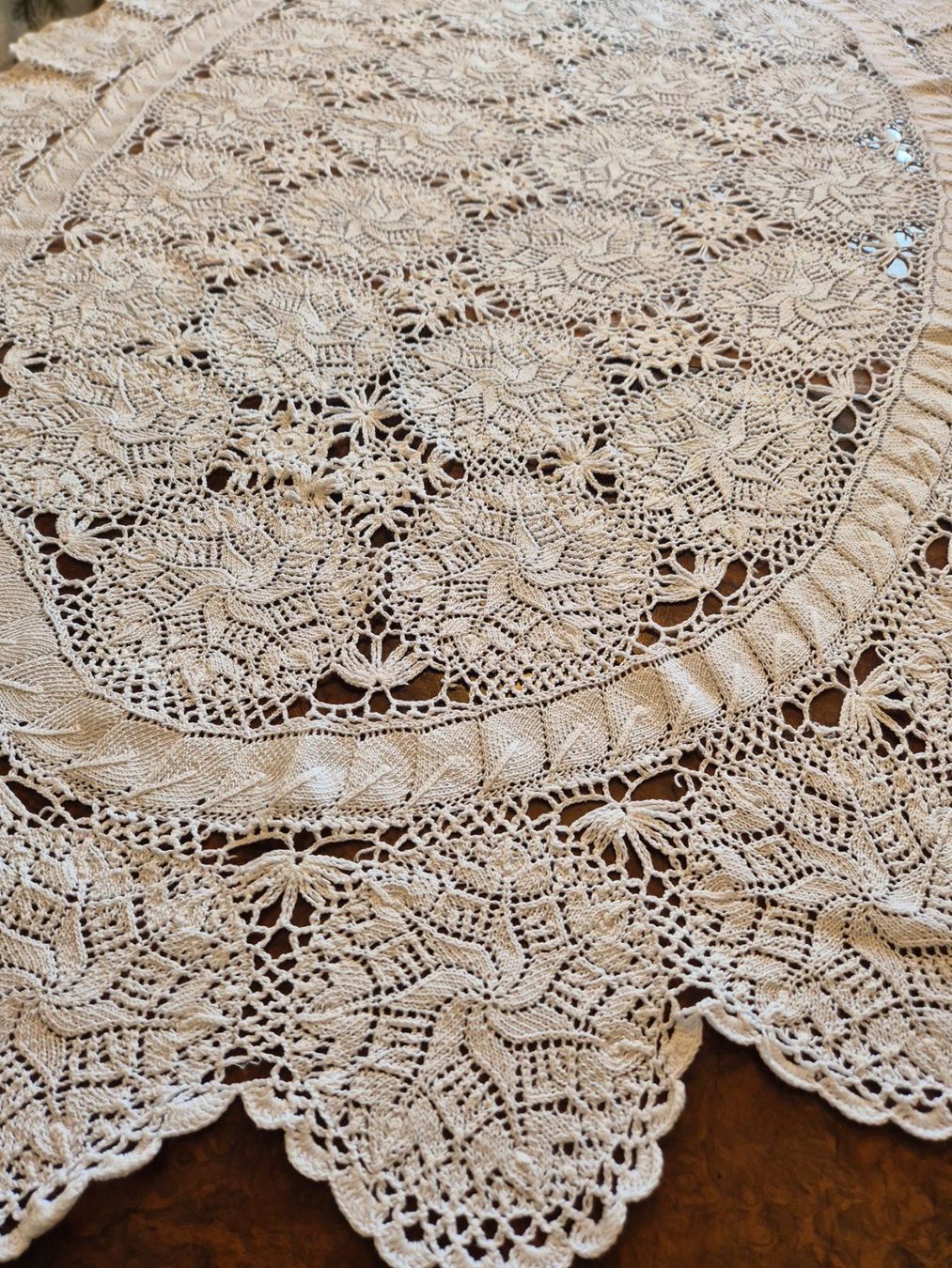 Altra biancheria da tavola: Wunderschöne ovale Spitzendecke, Handarbeit, Vintage – Usato da Bern venduto da aronari 3