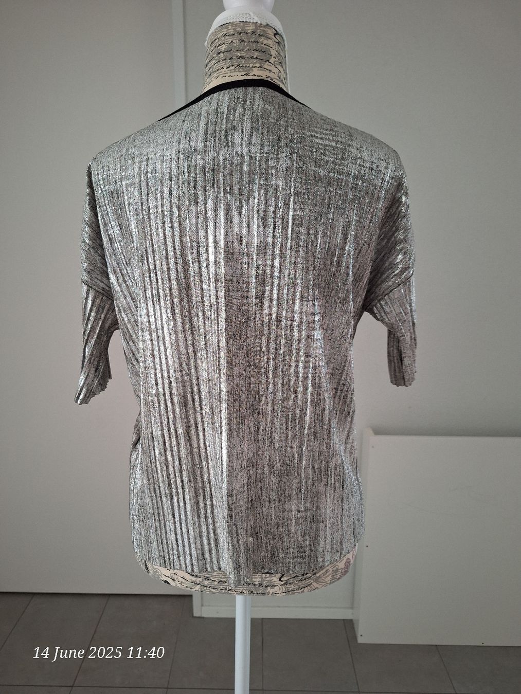 T-shirt: Cache Cache Silver Metallic Top - V Neck - Size Medium – Nuovo (secondo la descrizione) da Marin-Epagnier venduto da Natasa82 2