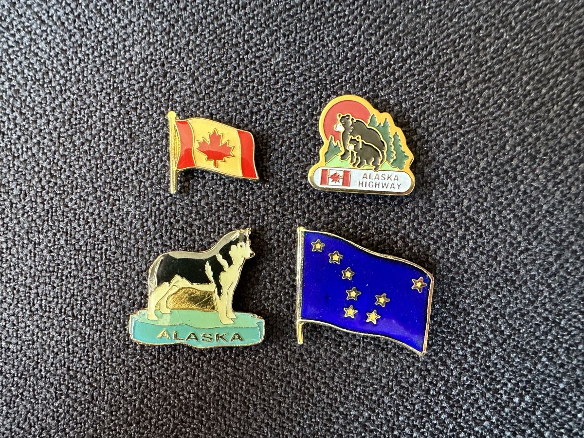 Placchette & Badge: 4 Canada- & Alaska-Pins – Usato da Au ZH venduto da Wildernesspudding