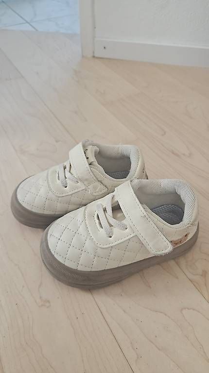 Chaussures garçon: Sneakers gr.23 – D'occasion à Flurlingen par Nicole_Koogoo
