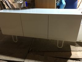 Weisses Sideboard mit Glasplatte
