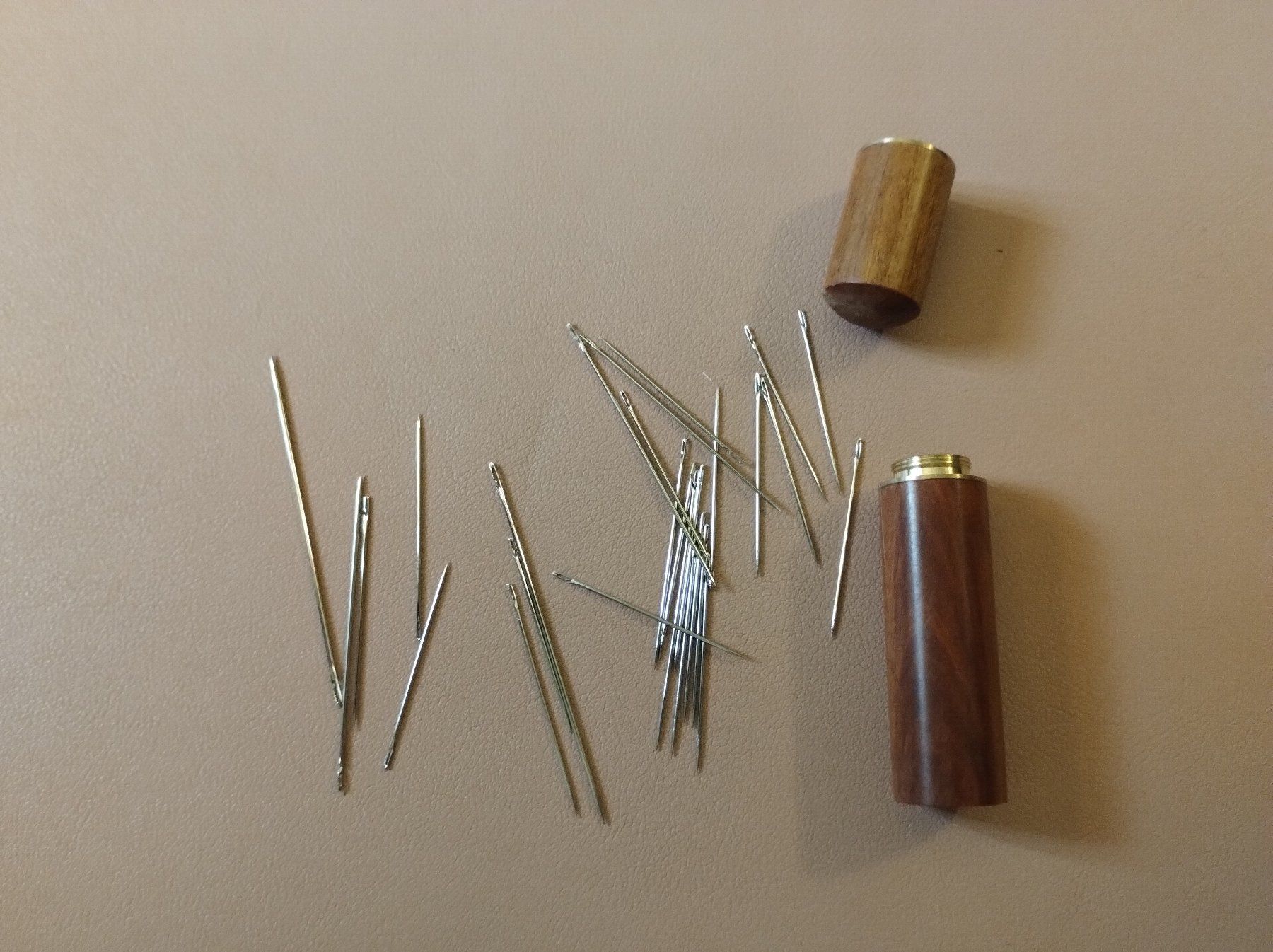 Nadeln: 10x Nähset Holzkiste mit 30 großen Nadeln - kit de couture – Neu (gemäss Beschreibung) aus Bussigny von NATURALO 1