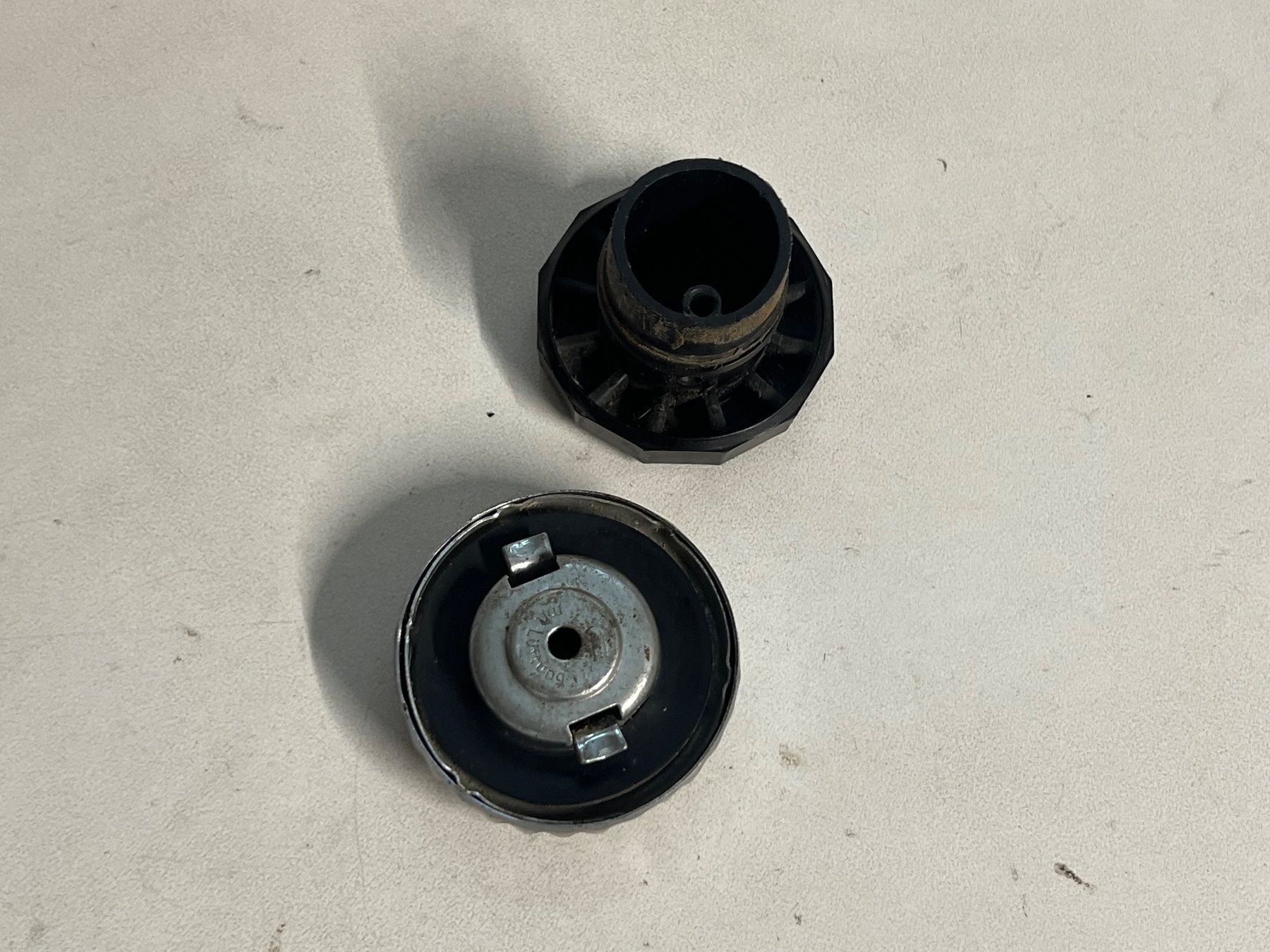Puch Mofa-Ersatzteile: 2x Puch Maxi X30 Tankdeckel original – Gebraucht aus Steffisburg von FlorianJohner 2