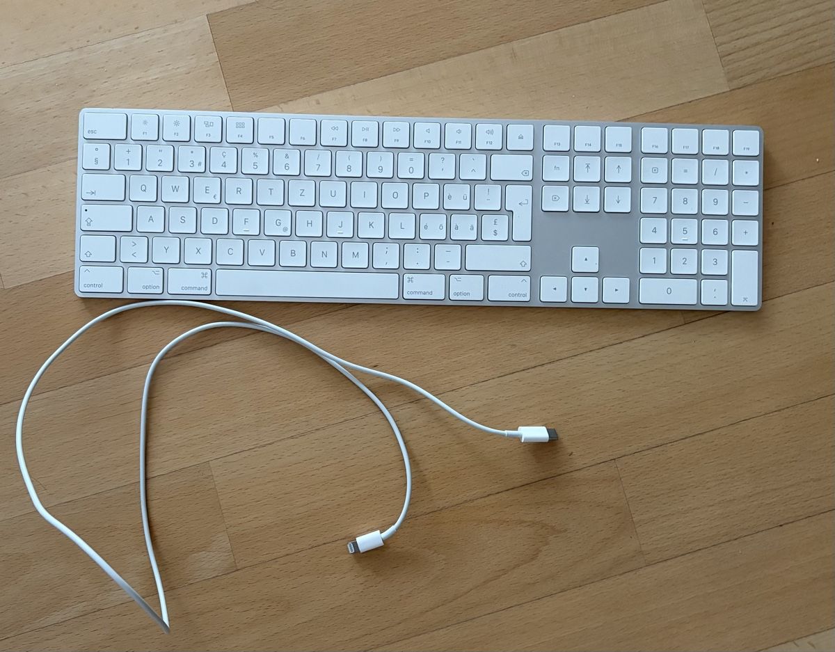 Apple Tastiere: Apple CH-Tastatur mit Nummernblock – Nuovo (secondo la descrizione) da Bern venduto da blackshiri