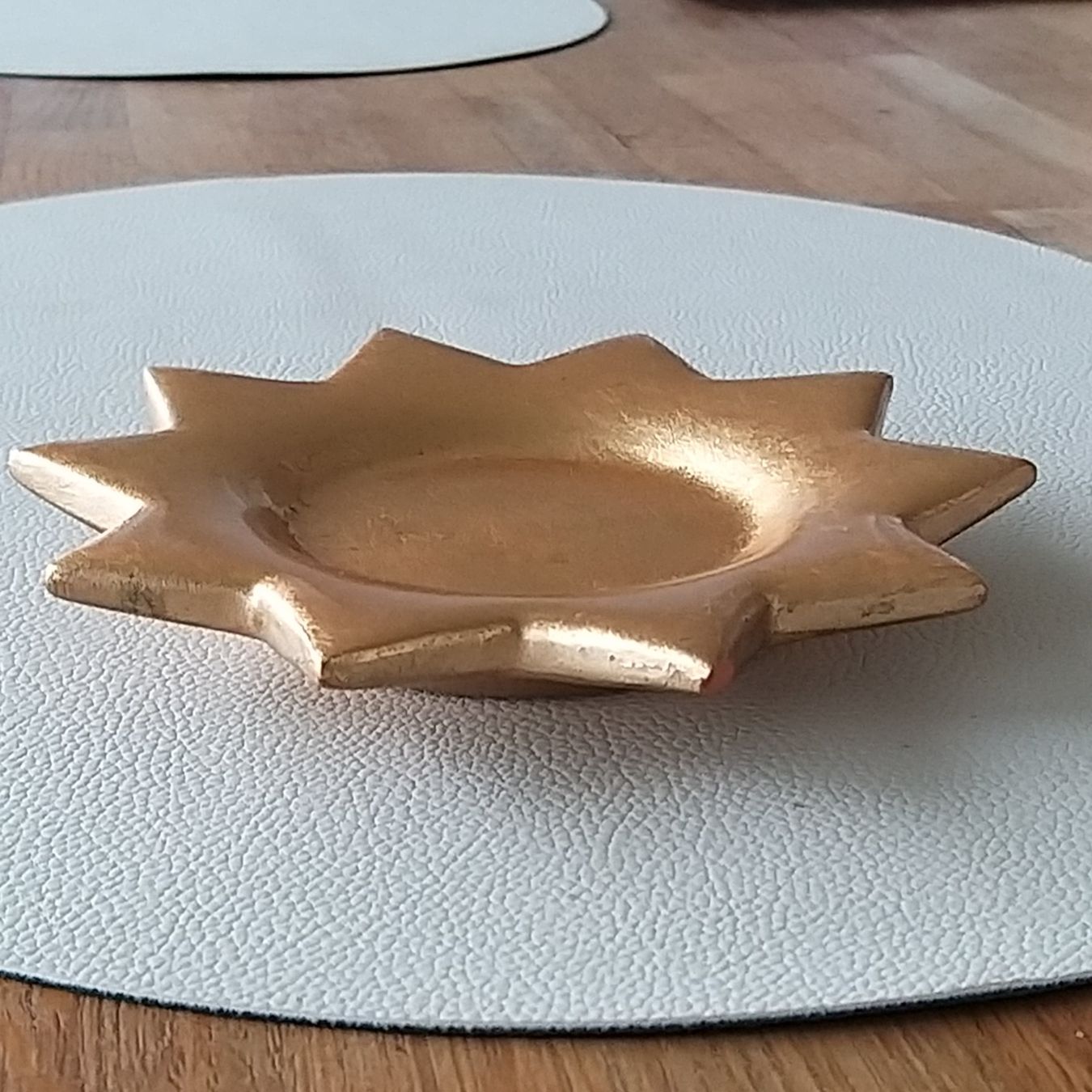 Tutte le decorazioni: Petit plat doré en forme d'étoile – Usato da Onnens VD venduto da Bleuet06