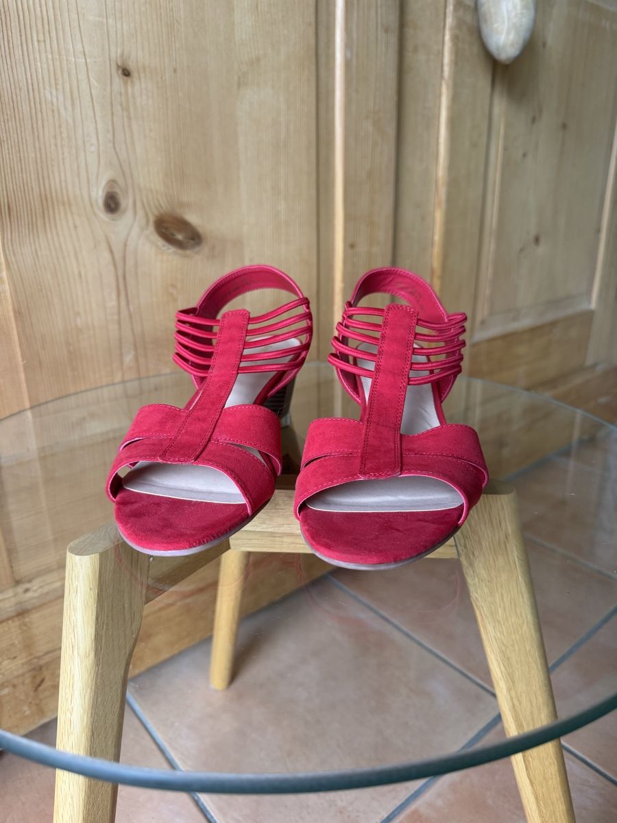 Graceland Scarpe da donna: Graceland rote Damen Sandale Gr 41 – Nuovo (secondo la descrizione) da Bonstetten venduto da norisknofun123 1