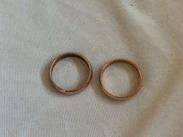 Zwei Ringe goldfarbig - Material unbekannt