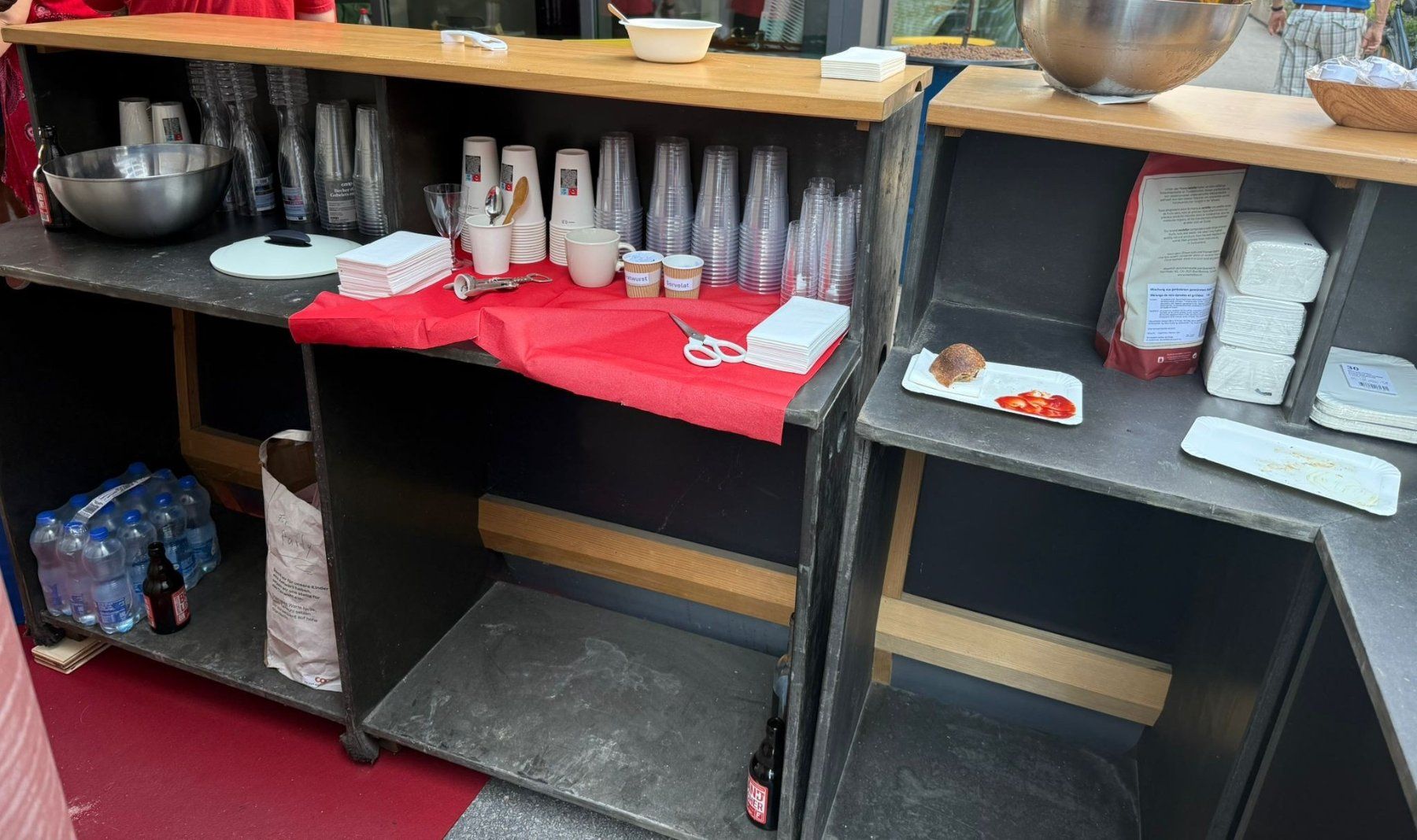 Allestimento di negozi e stand fieristici: Element-Bar mit Stromanschluss – Usato da Hirzel venduto da Powerzed 2