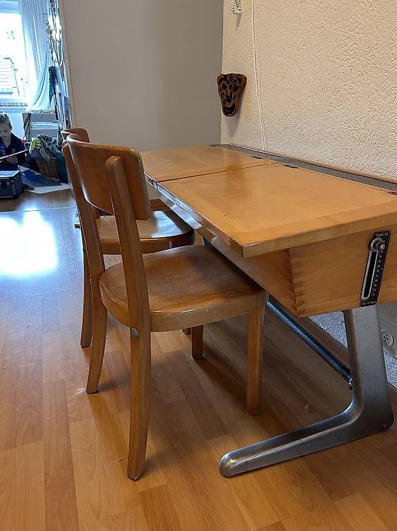 Scrivanie: Schulpult vintage mit passenden Stühlen – Usato da Bern venduto da sophienadine 4