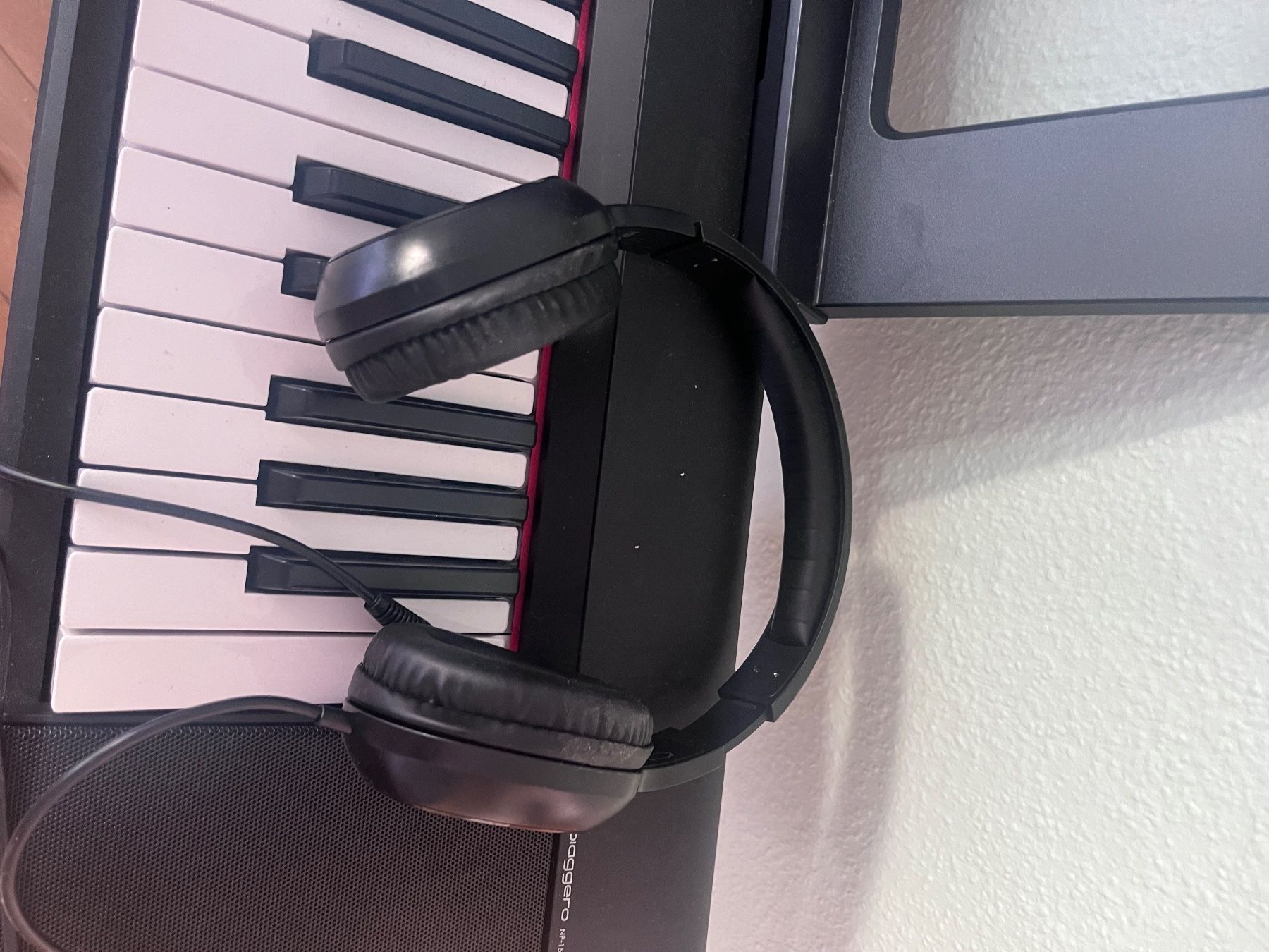 Yamaha Strumenti musicali: Yamaha Piaggero NP15 mit Ständer und Kopfhörern – Usato da Zürich venduto da CatalinaE 2