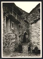 Arcegno, Alte Häuser und Frau mit Kinde