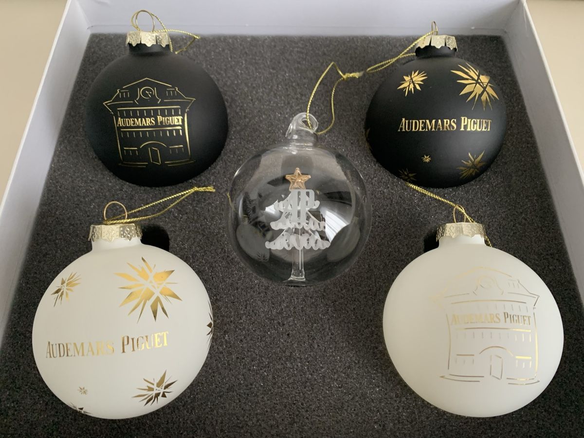 Tutte le decorazioni: Audemars Piguet Weihnachtskugeln Set 5 Stück Neu – Nuovo e nell'imballaggio originale da Rikon im Tösstal venduto da Alpenmutz 2