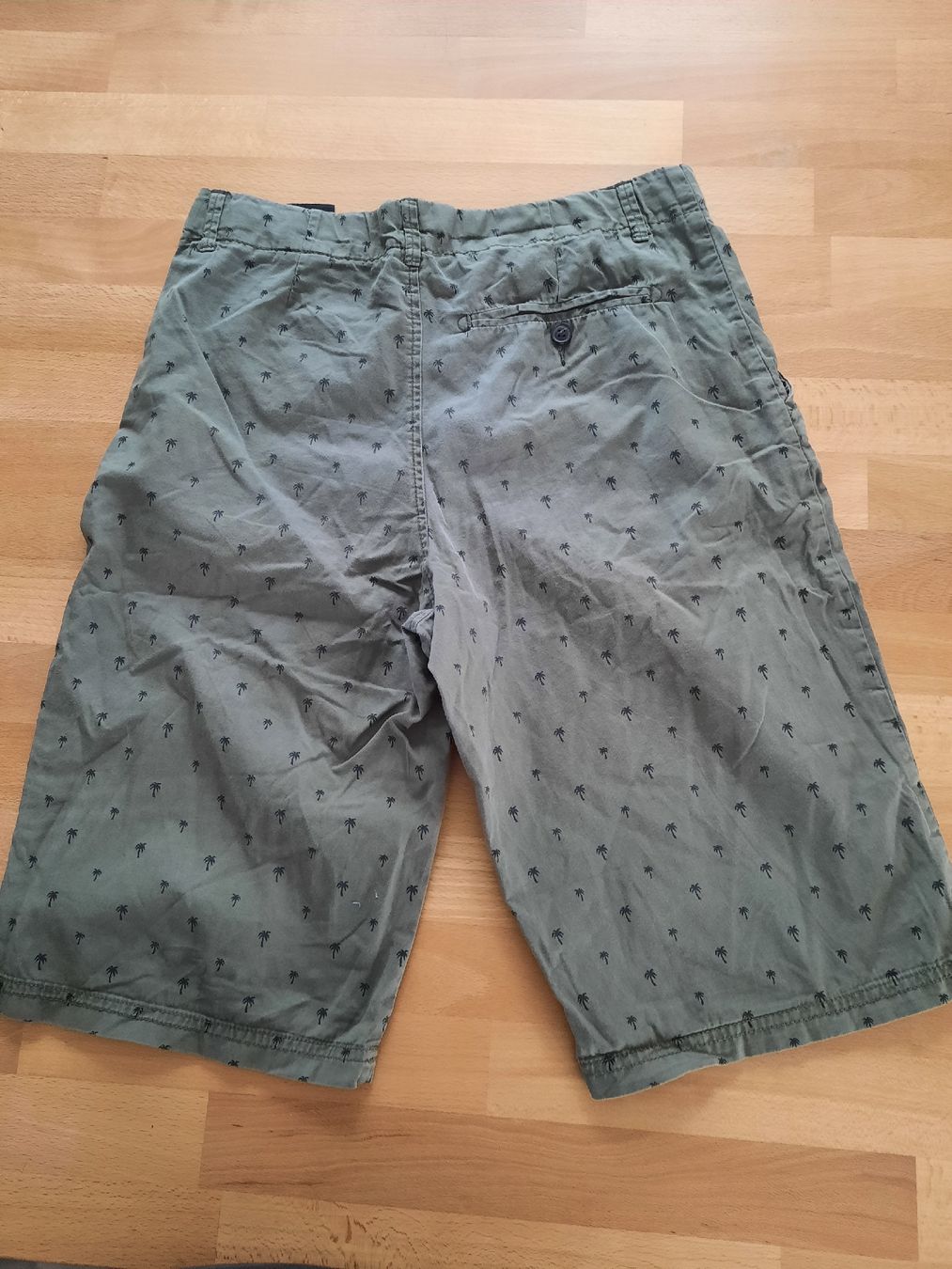 H&M Pantaloni: olive Chino Shorts mit Palmenmuster, Grösse 170 – Usato da Jonschwil venduto da sonja8472 1