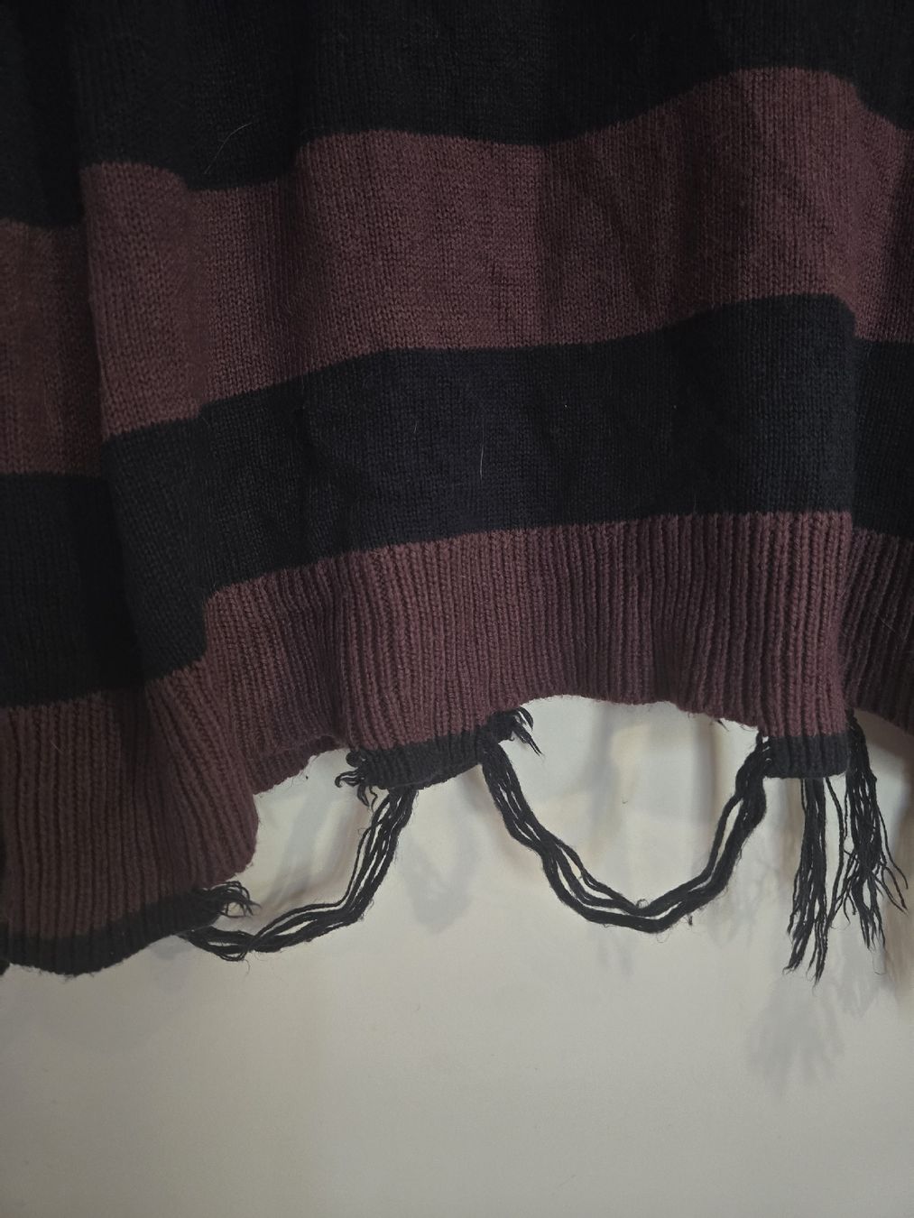 Maglioni & Felpe: Cooler Gestreifter Gothic-Pullover mit Löchern, 40/42 – Usato da Dübendorf venduto da Timulka 2