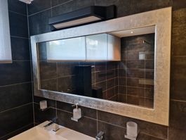 Badezimmerspiegel mit Beleuchtung, silberfarben