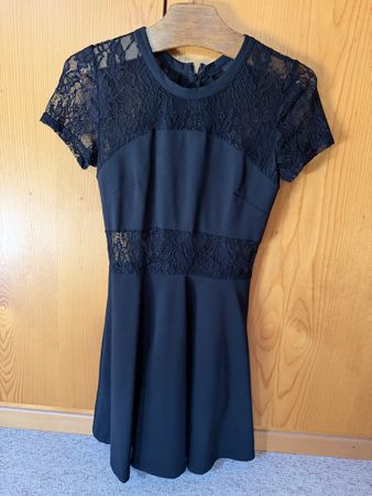 Robe noire à dentelle