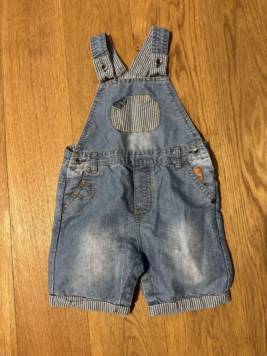 Hosen: Jeans Latzhose kurz Gr. 92 – Gebraucht aus Leuzigen von Infrared