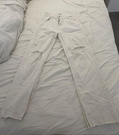 Jean Jewelly blanc déchiré aux genoux taille 38