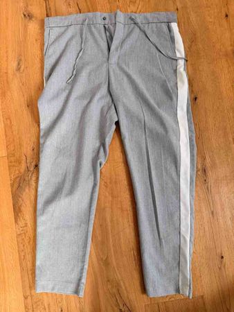 Hose grau mit weissem Seitenstreifen gebraucht