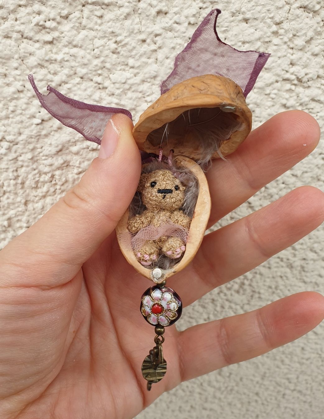 Statuette: Handgefertigte Miniatur Bärchen  3 cm in einer Walnussschale – Nuovo (secondo la descrizione) da Gelterkinden venduto da Macrameed