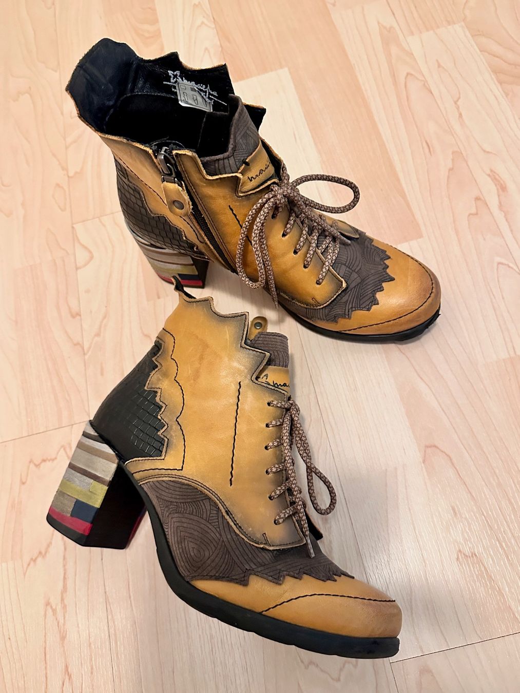 Scarpe da donna: Stiefeletten mit passender Tasche in senfgelb – Usato da Wil SG venduto da denpasar00 1