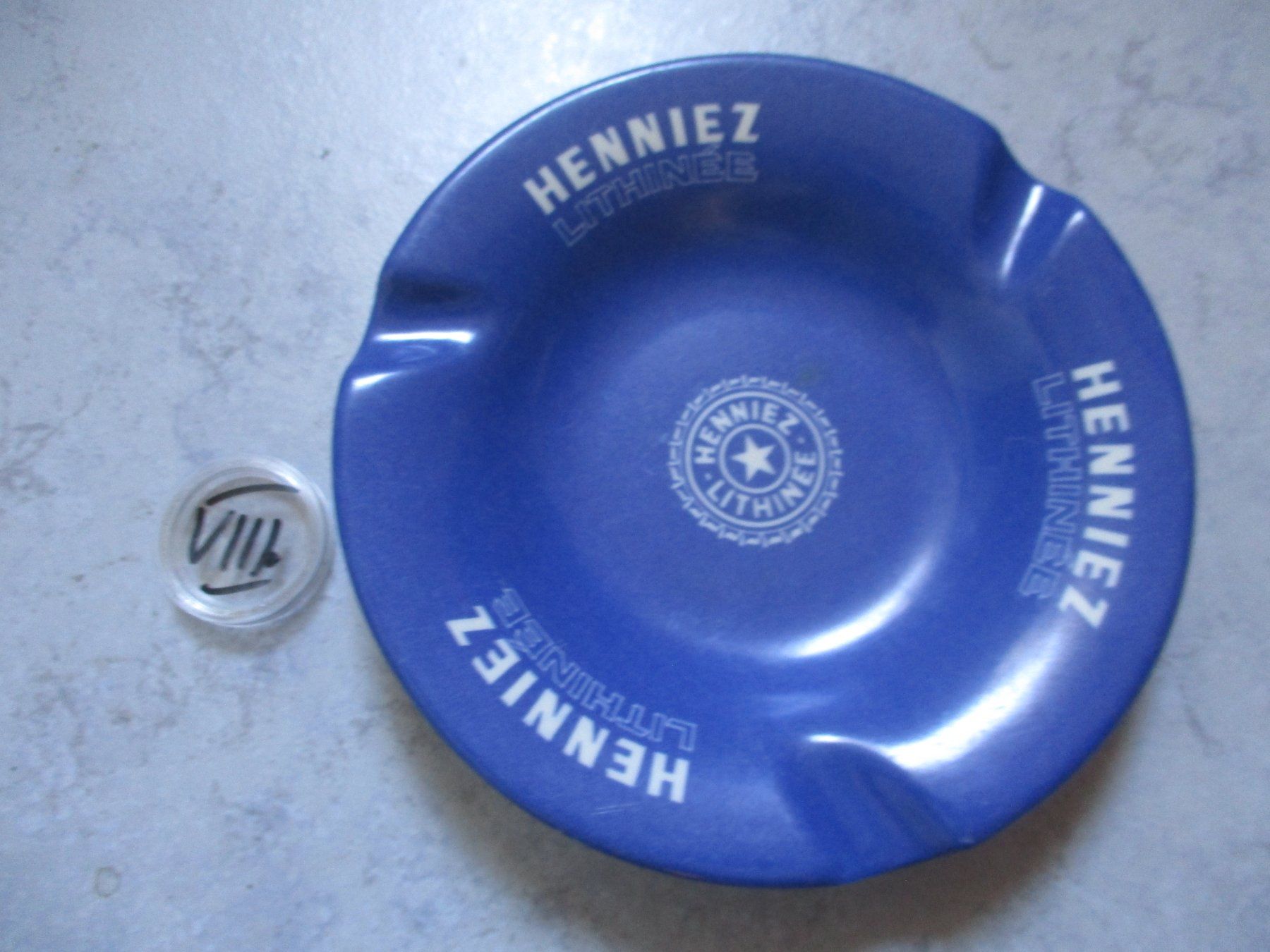 Ornamin Cendriers: Henniez Aschenbecher Ornamin – D'occasion à Birsfelden par alles-muss-raus