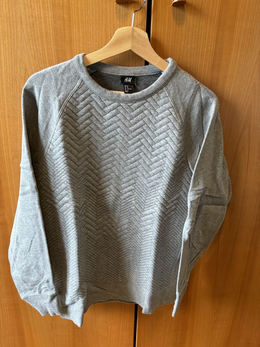 H&M Pullover & Sweatshirts: H&M grey pullover (size M) – Gebraucht aus Colombier VD von jaredein