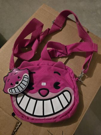 Pinke Cheshire Cat Umhängetasche – Perfekt für den Sommer!