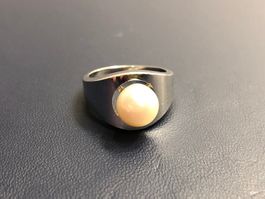 Damenring mit einer Perle aus 18 Karat Weissgold Au 750