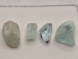 Lot Aquamarin roh total 21.7ct.