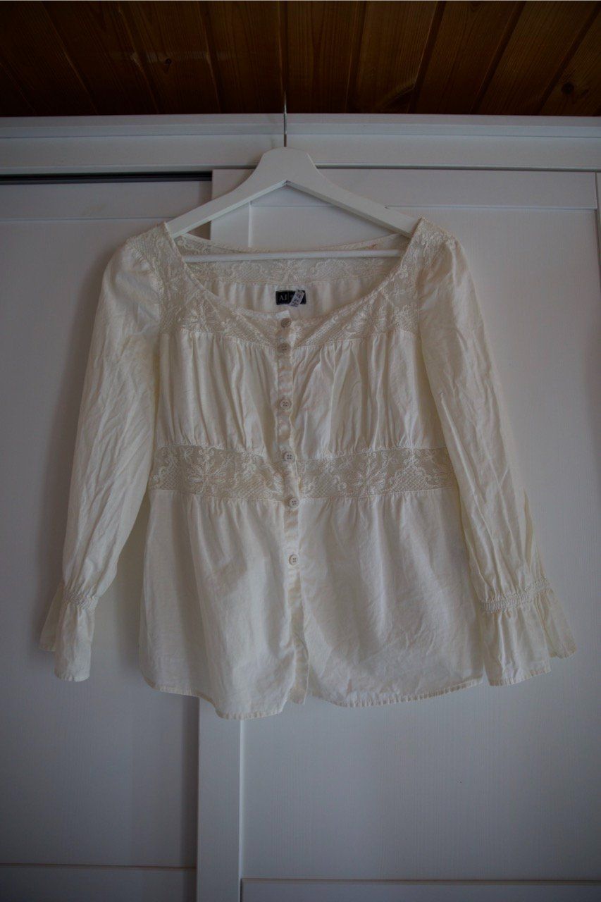 Armani Camicette: Armani Bluse mit Spitzeneinsatz, Gr. S, 100% Baumwolle – Usato da Titterten venduto da fra_v27g 1