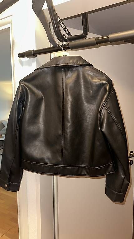 Jacken: Schwarze Kunstlederjacke  – Neu und originalverpackt aus Frauenfeld von vjohus 2