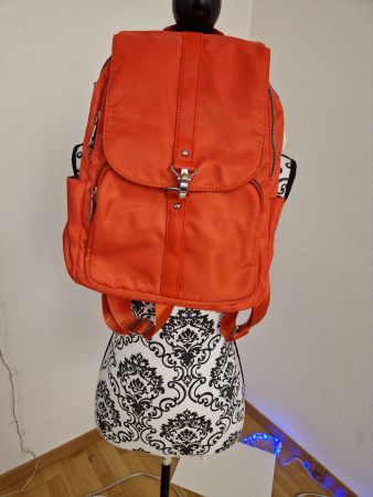 Stylischer Rucksack Damenrucksack orange viele Fächer