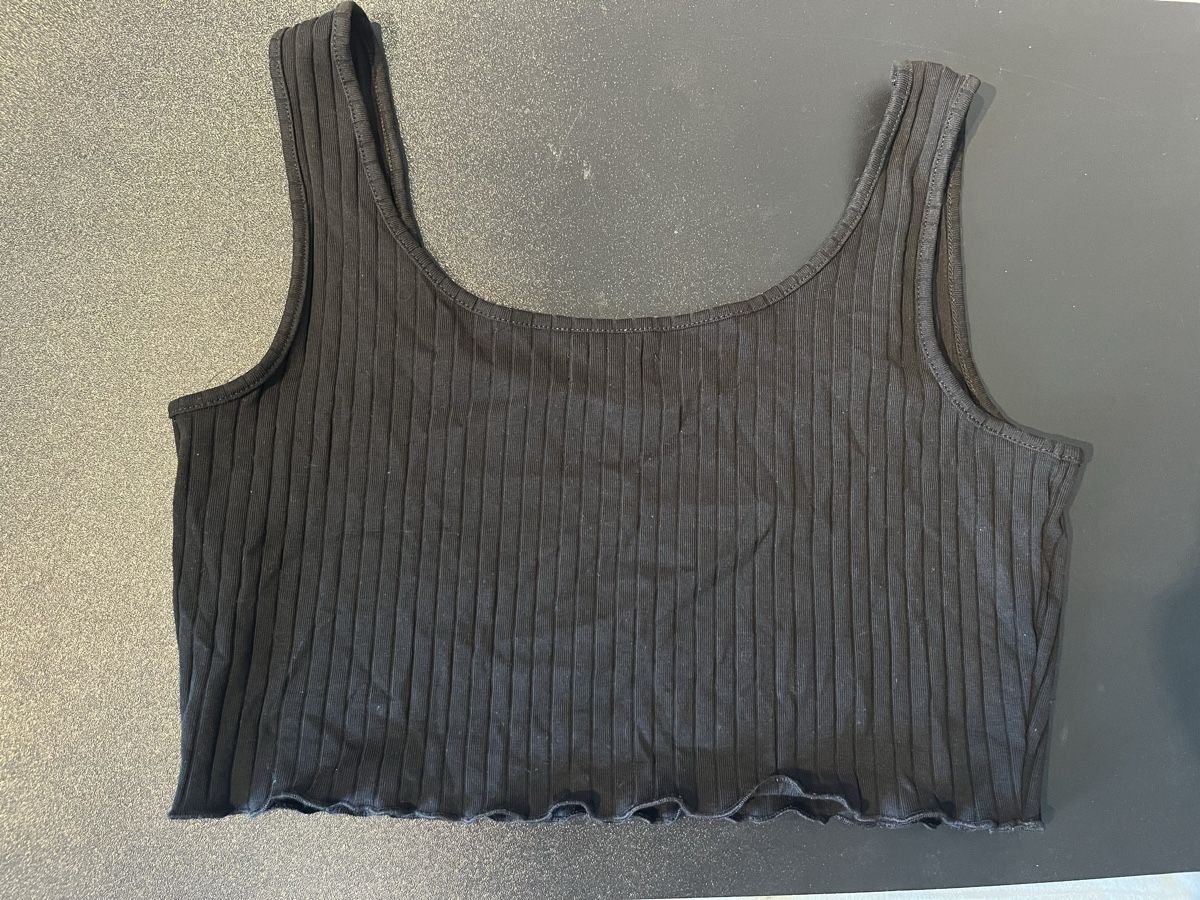 Top: Schwarzes Crop Top mit Rüschen Gr. L – Usato da Schaffhausen venduto da Chiara_123 1
