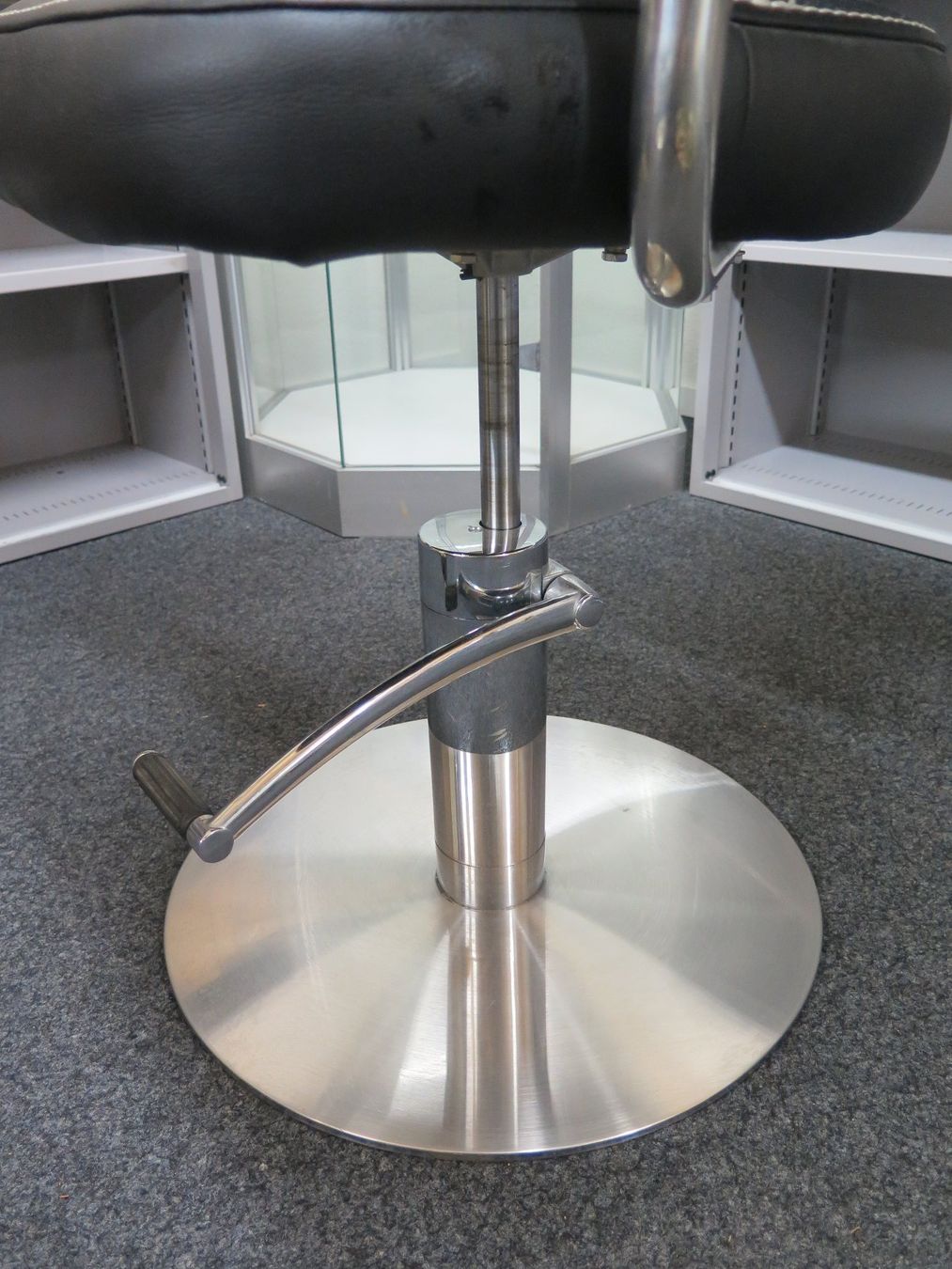 Poltrone: Coiffeurstuhl Gewerbe Salon Sessel – Usato da Rümligen venduto da StefanDerendinger 3