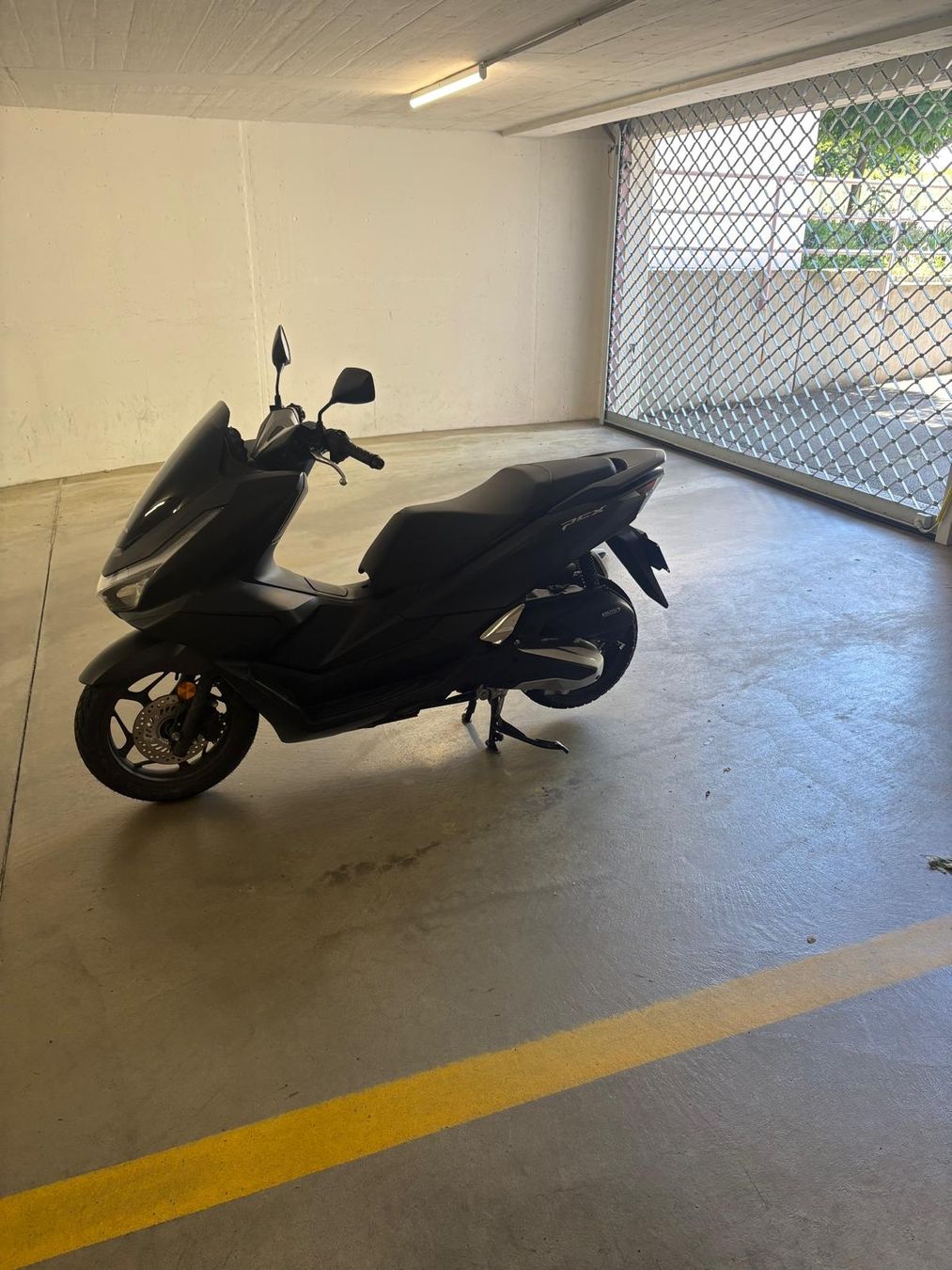 Honda Scooters: Honda PCX 125 – D'occasion à Baar par igo_tl9y 5